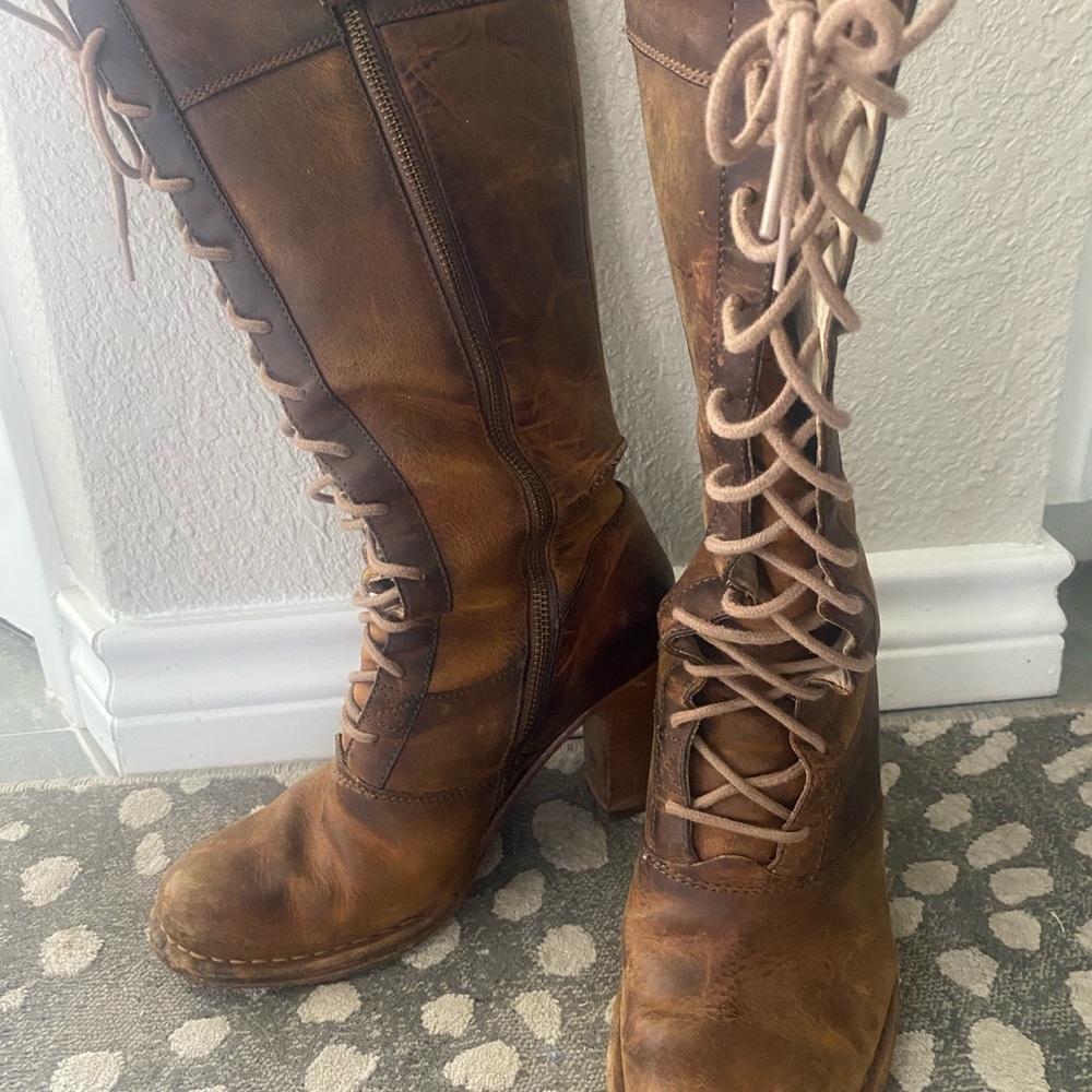 Very very cute Frye lace up boots with a side zipper.   Size 6 1/2